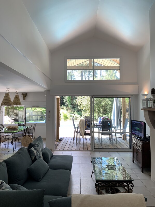 Älytelevisio, takka, kirjoja, stereot