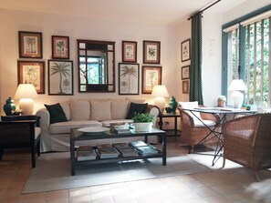 Televisio, DVD-soitin, kirjoja