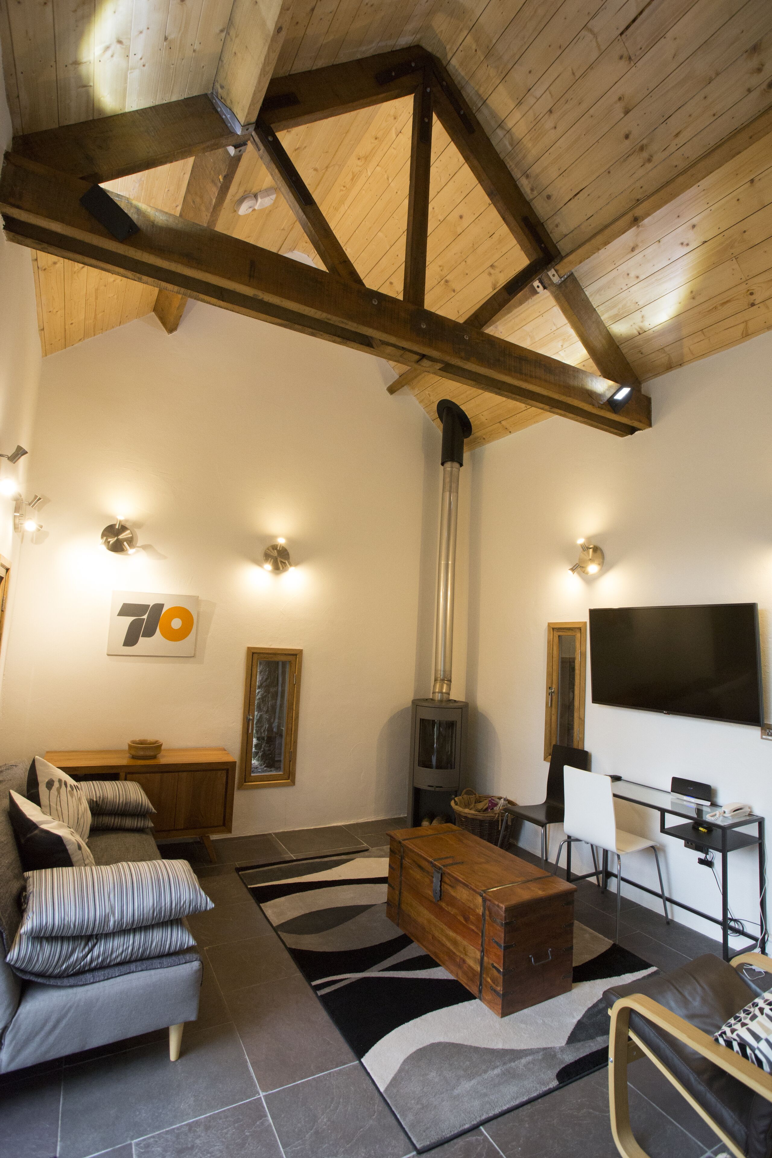 TV connectée, cheminée, livres