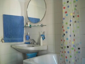 Duschwanne, Haartrockner, Bidet, HandtĂŒcher