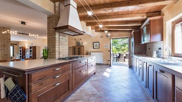 Réfrigérateur, micro-ondes, plaque de cuisson, lave-vaisselle