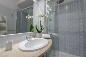 Hair dryer, towels - PIAZZA DI SPAGNA APARTMENT (Roma)