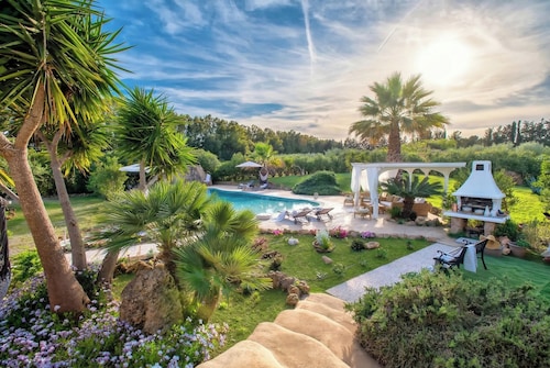 ClickSardegna Villa Frangipani Retreat mit Pool und überdachten Veranden