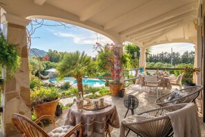 Outdoor dining - ClickSardegna Villa Frangipani Retreat with swimming pool and covered verandas (Sassari)