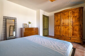 2 habitaciones, escritorio, tabla de planchar con plancha y wifi