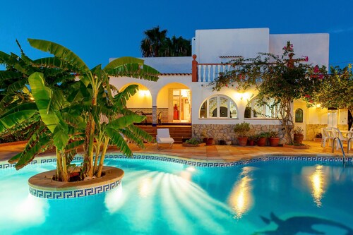 Beautiful villa Ramos in San Antonio Bay with BBQ and large pool