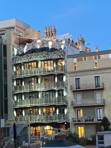 Front Balcony Views of Casa Batlló · Premium Passeig de Gràcia Apartment