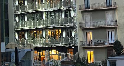 Front Balcony Views of Casa Batlló · Premium Passeig de Gràcia Apartment