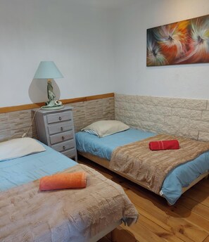 2 bedrooms, iron/ironing board, WiFi, bed sheets