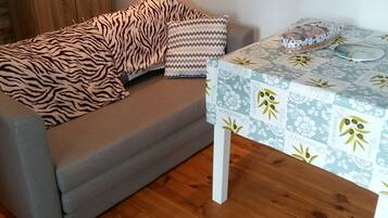 Télévision, baby-foot, livres