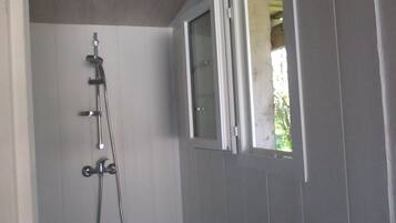 Douche, sĂšche-cheveux, serviettes fournies, savon