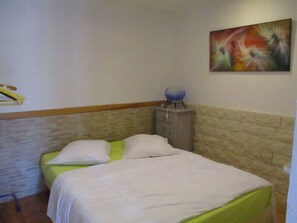 2 bedrooms, iron/ironing board, WiFi, bed sheets