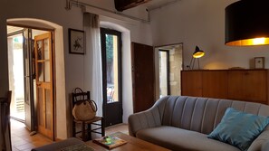 Télévision, cheminée, lecteur de DVD, livres