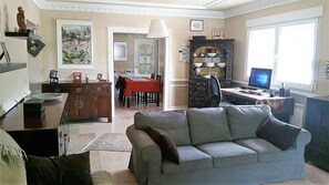 Smart TV, fireplace, DVD player, ping pong