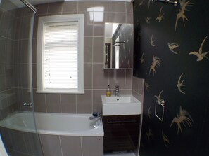 Baignoire, sèche-cheveux, serviettes fournies, savon