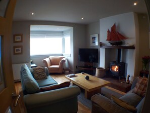 Smart TV, fireplace, Netflix, DVD player - Lochside Cottage with Panoramic views of Loch Long and the Arrochar Alps (Arrochar)