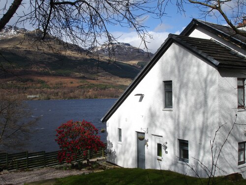 Lochside Cottage with Panoramic views of Loch Long and the Arrochar Alps