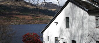 Lochside Cottage with Panoramic views of Loch Long and the Arrochar Alps