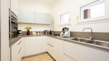 Kühlschrank, Mikrowelle, Ofen, Herdplatte