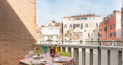Impresionante casa, 4 dormitorios, 3 espacios al aire libre, cerca de San Marcos, en una típica plaza
