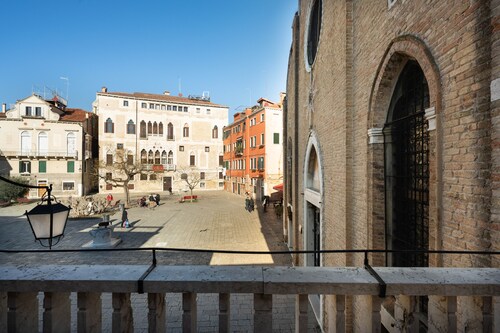 Stunning house, 4 bedrooms, 3 outside spaces, near St Mark's, in a typical square