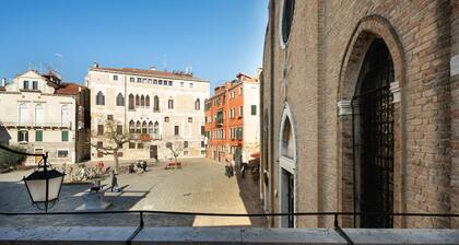 Stunning house, 4 bedrooms, 3 outside spaces, near St Mark's, in a typical square