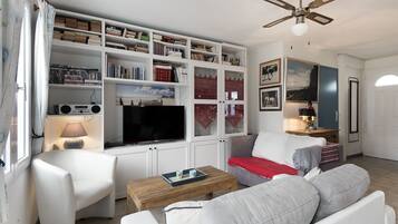 Télévision, lecteur de DVD, livres, médiathÚque