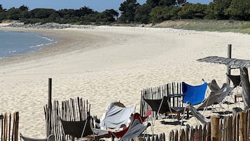 Plage, chaises longues