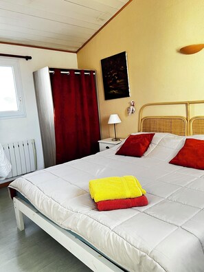 2 bedrooms, desk, iron/ironing board, travel crib