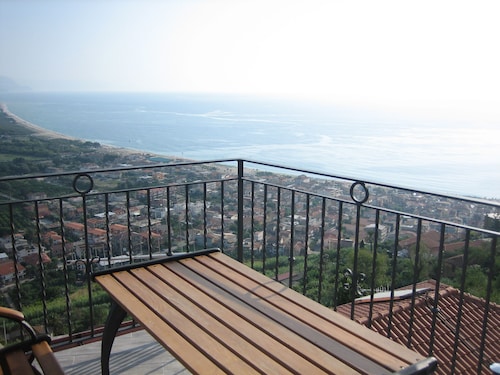 Tour Nicotera Palmentieri avec vue sur la mer 