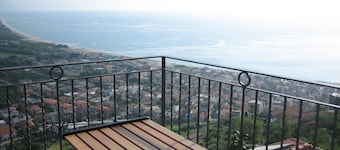 Tour Nicotera Palmentieri avec vue sur la mer