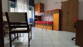 2 habitaciones, tabla de planchar con plancha, wifi y ropa de cama