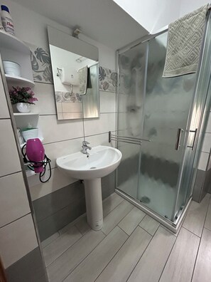 Dusche, Haartrockner, Bidet, Handtücher