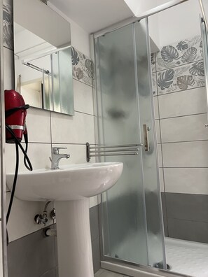 Doccia, asciugacapelli, bidet, asciugamani