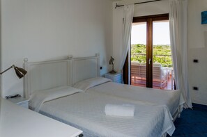 4 bedrooms, desk, iron/ironing board, travel crib