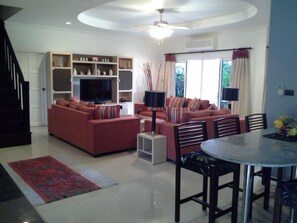 Smart-TV, DVD-spiller, bøker og musikkbibliotek