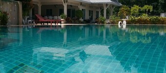 Luksus privat bassengvilla beliggende i et 5 * resort med klubbhus, basseng / spa, kafé, treningsstudio