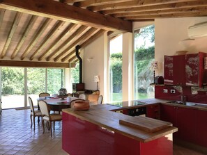 Kjøleskap, ovn, kokeplater og oppvaskmaskin