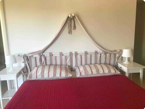 3 bedrooms, desk, iron/ironing board, travel crib
