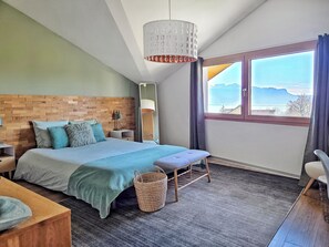 3 bedrooms, desk, soundproofing, iron/ironing board