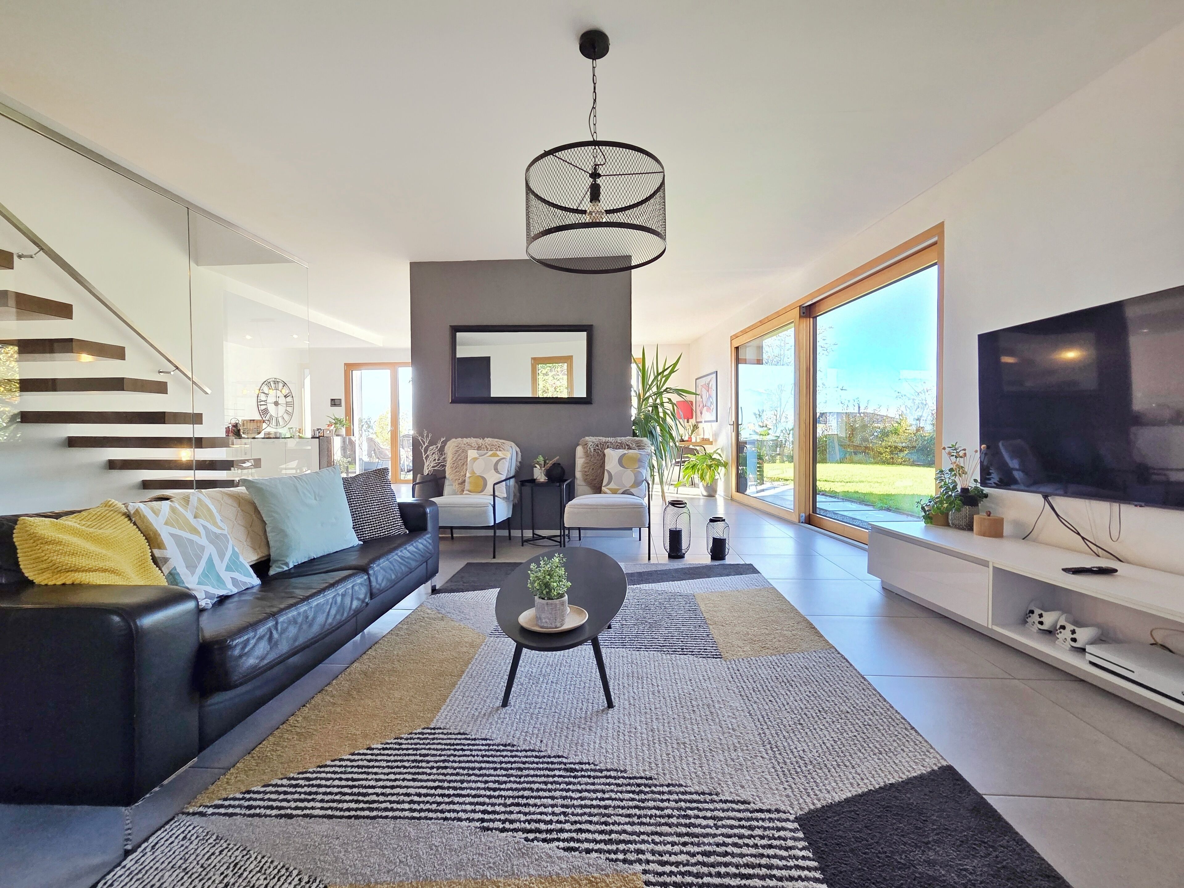 TV connectée, jeux vidéo, lecteur de DVD, baby-foot