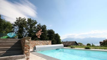 Una piscina al aire libre, una piscina climatizada