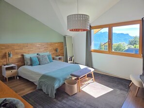 3 bedrooms, desk, soundproofing, iron/ironing board - Montreux Holiday Home (Modern Villa) with view on the lake & the mountains (Blonay)