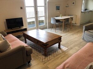 Smart TV, DVD player, books, video library - Kittiwake Apartment, Pittenweem - stunning Sea Views in picturesque village. (Pittenweem)