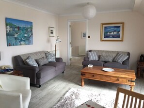 TV connectée, lecteur de DVD, livres, vidéothèque