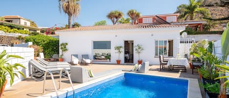 Een buitenzwembad, een verwarmd zwembad