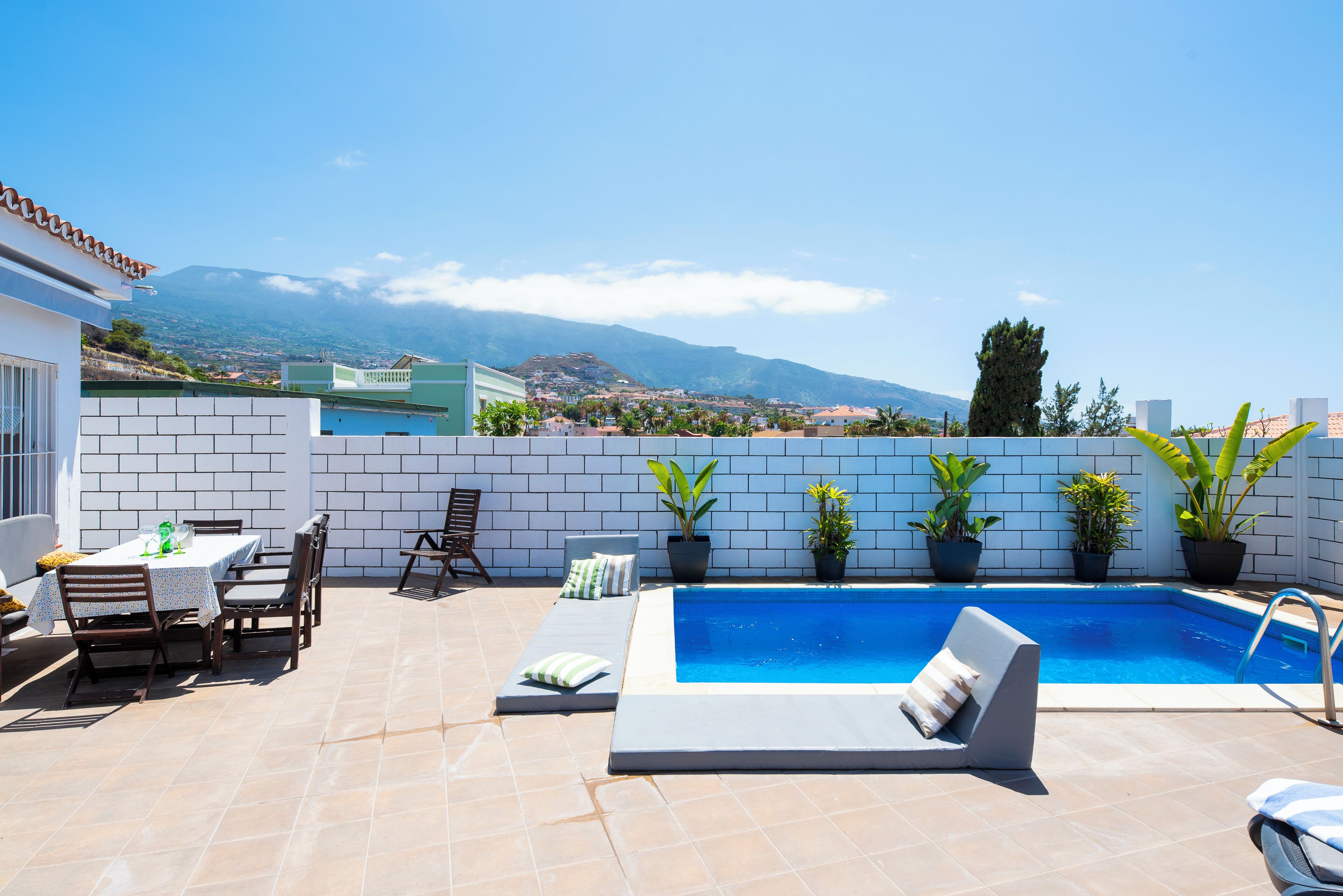 Een buitenzwembad, een verwarmd zwembad