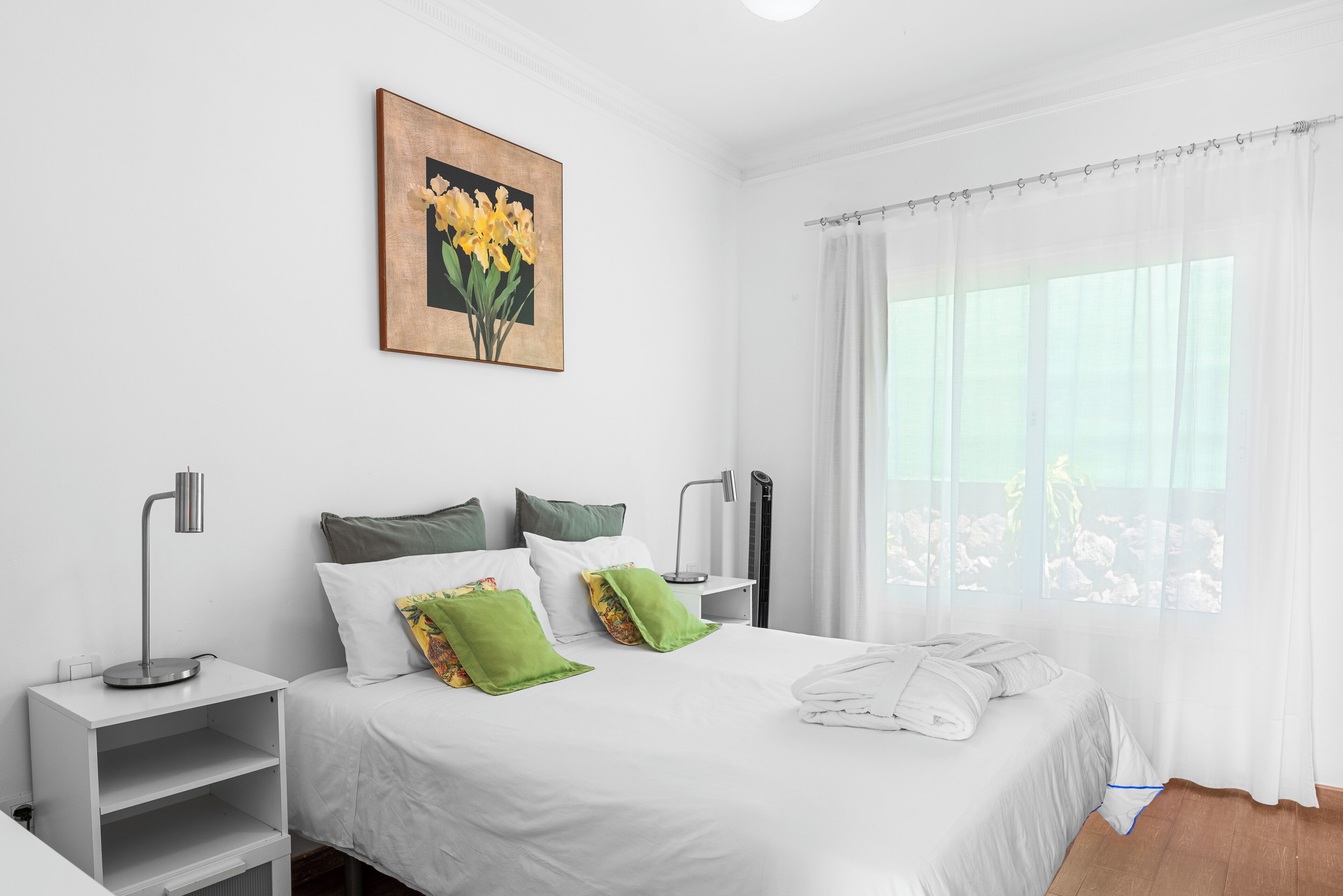 4 chambres, bureau, fer et planche à repasser, lit parapluie