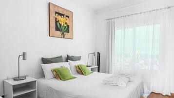 4 slaapkamers, een bureau, een strijkplank/strijkijzer, reisbedje