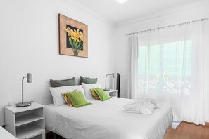 4 sovrum, skrivbord, strykjärn/strykbräda och resesäng